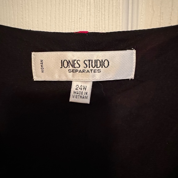 Jones studio by Dressbarn 24W red and black V-Neck sleeveless top. Classy - Picture 2 of 3